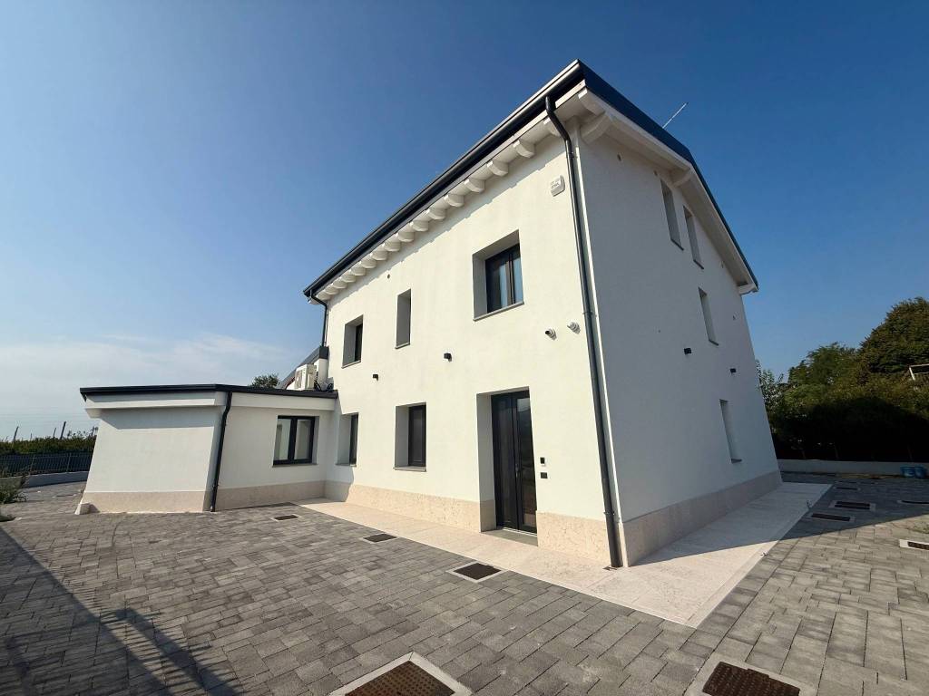 casa indipendente in vendita a Verona in zona San Massimo all'Adige