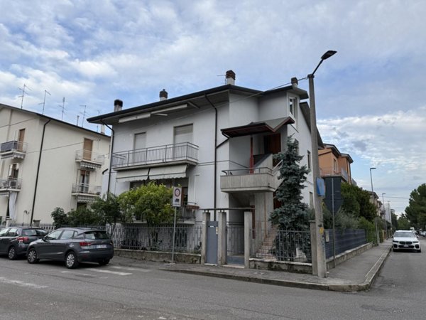 casa indipendente in vendita a Verona in zona Santa Lucia