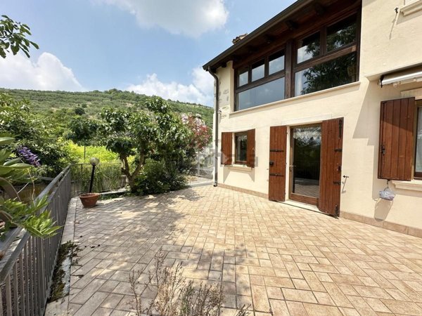 casa indipendente in vendita a Verona in zona Quinzano