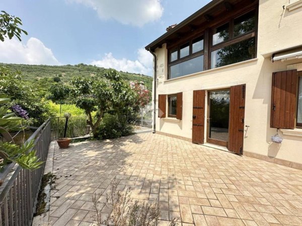 casa indipendente in vendita a Verona in zona Quinzano