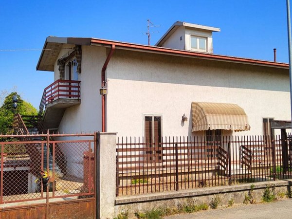 casa indipendente in vendita a Verona in zona Santa Lucia