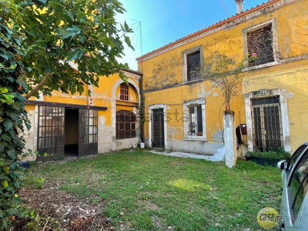 casa indipendente in vendita a Verona in zona Borgo Roma