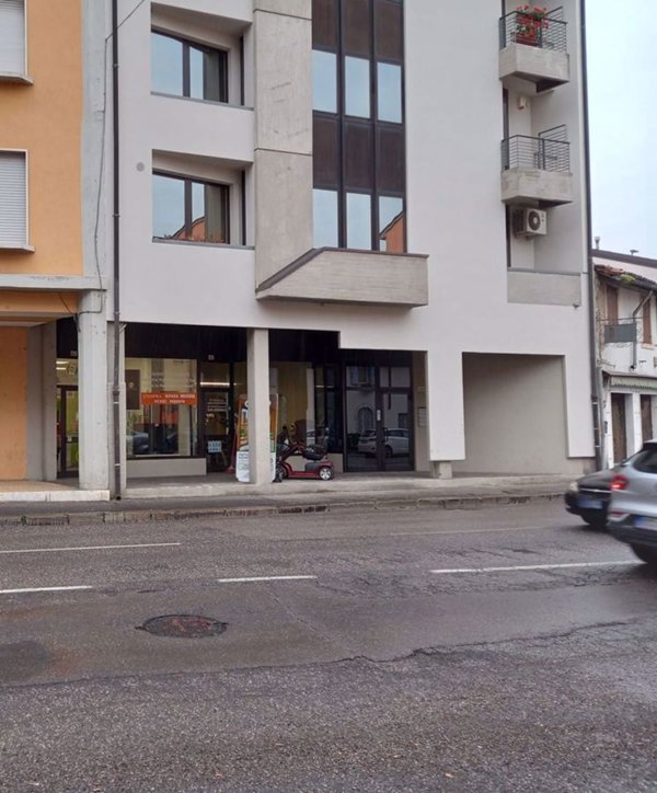 negozio in vendita a Verona in zona Borgo Roma