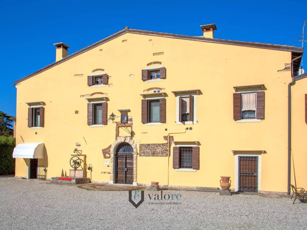 intera palazzina in vendita a Verona in zona San Massimo all'Adige