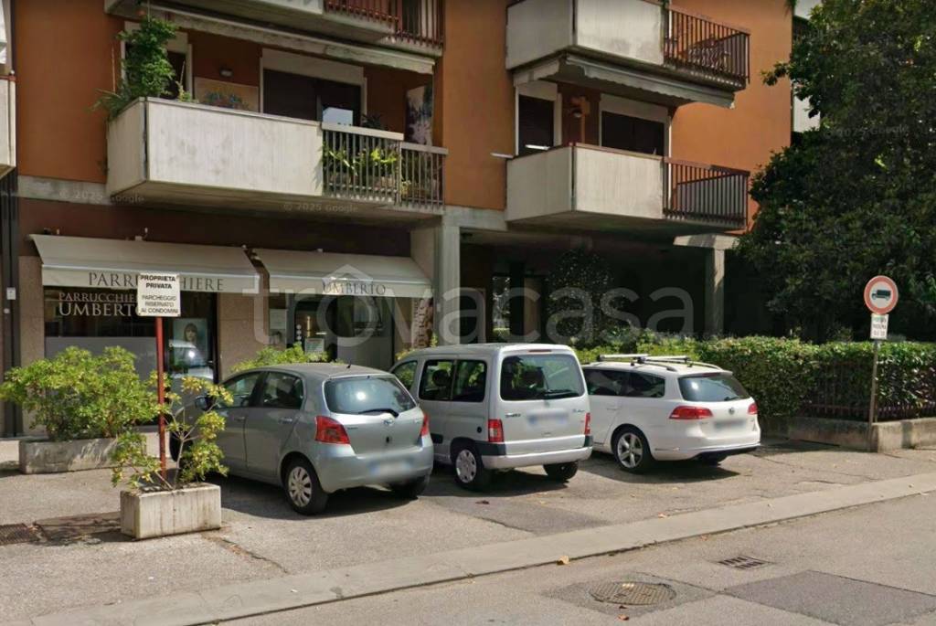 negozio in vendita a Verona in zona Musicisti / Santa Croce