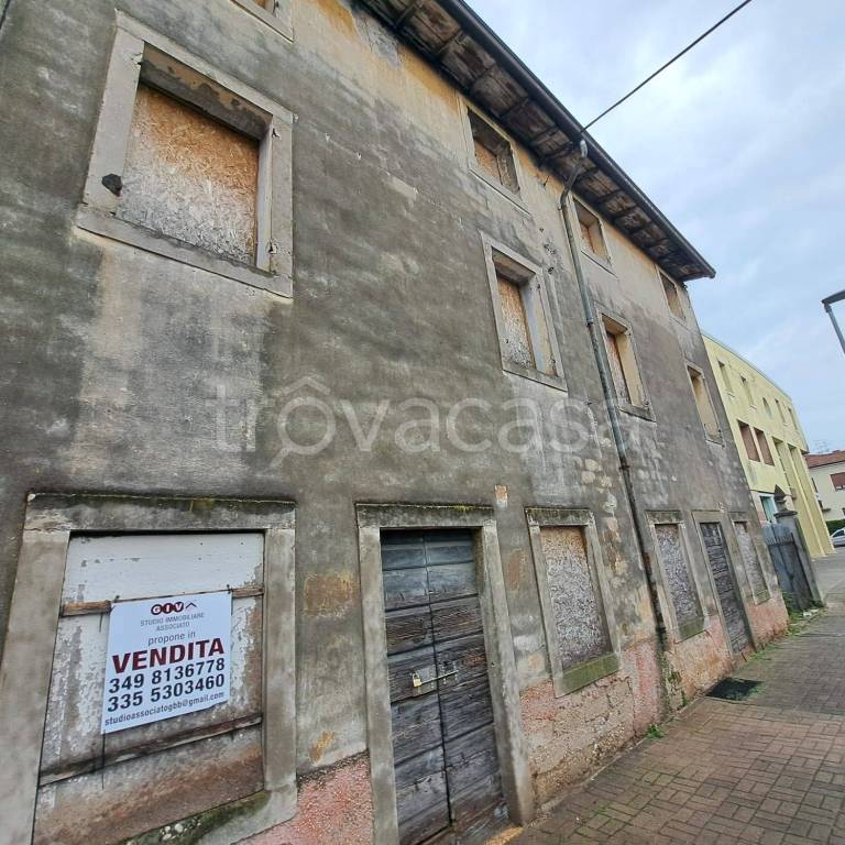 casa indipendente in vendita a Verona in zona Santa Lucia