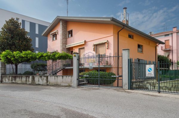 casa indipendente in vendita a Verona in zona San Massimo all'Adige