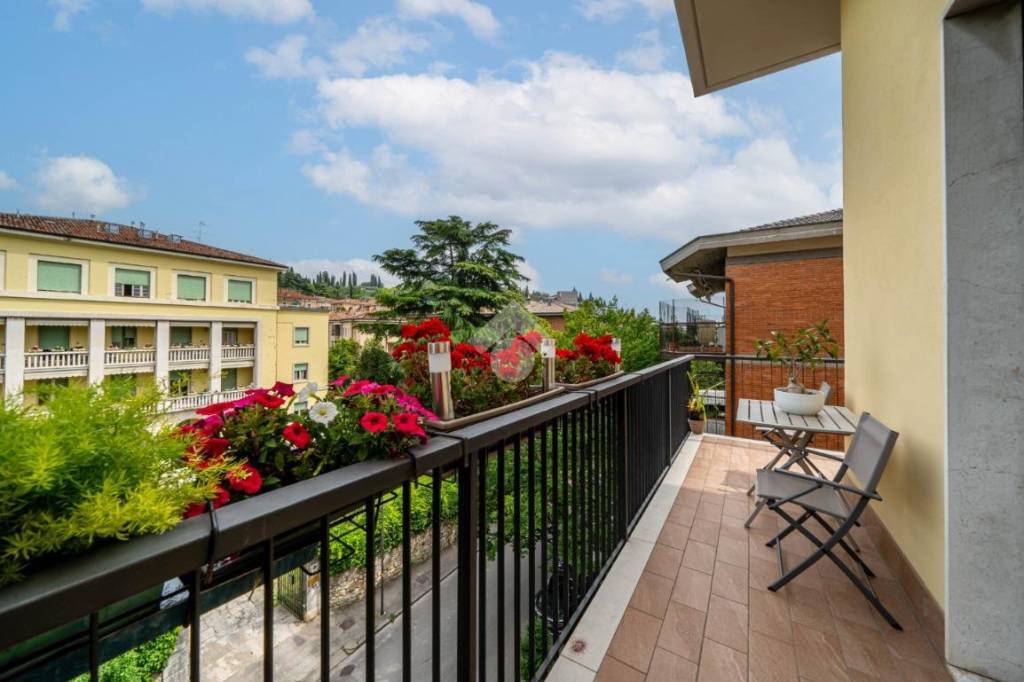 appartamento in vendita a Verona in zona Valdonega