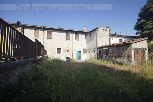 casa indipendente in vendita a Verona in zona Santa Lucia