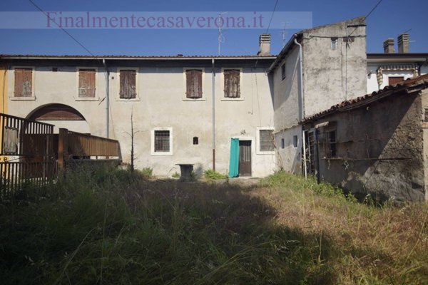 casa indipendente in vendita a Verona in zona Santa Lucia
