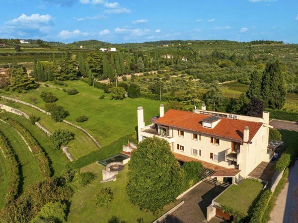 casa indipendente in vendita a Verona in zona Parona di Valpolicella