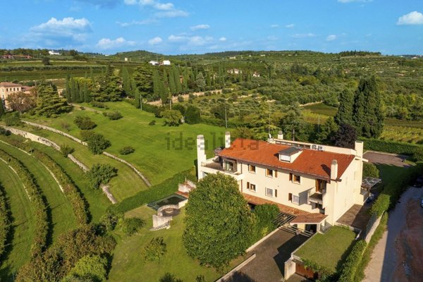 casa indipendente in vendita a Verona in zona Centro Storico