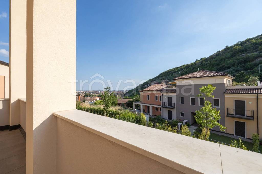 casa indipendente in vendita a Verona in zona Quinzano