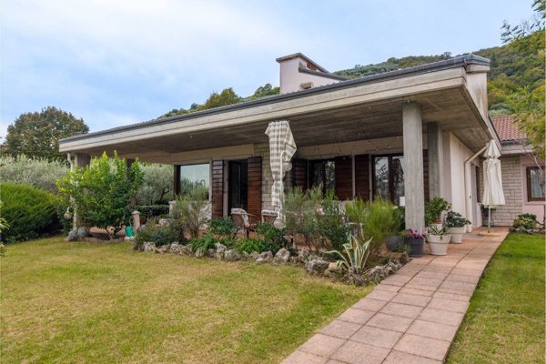 casa indipendente in vendita a Verona