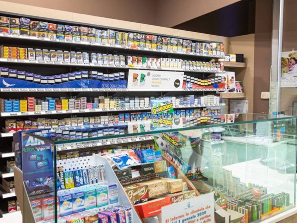 negozio in vendita a Verona in zona Santa Lucia