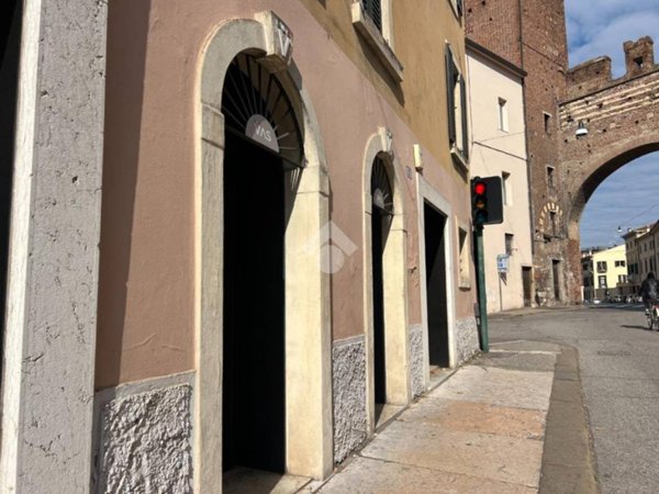 negozio in vendita a Verona in zona Centro Storico