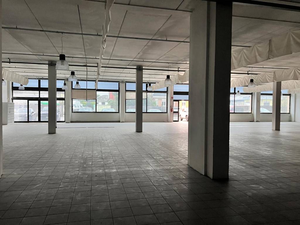 locale commerciale in vendita a Verona in zona Golosine
