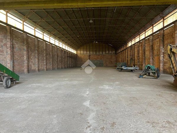 locale commerciale in vendita a Verona in zona Santa Lucia