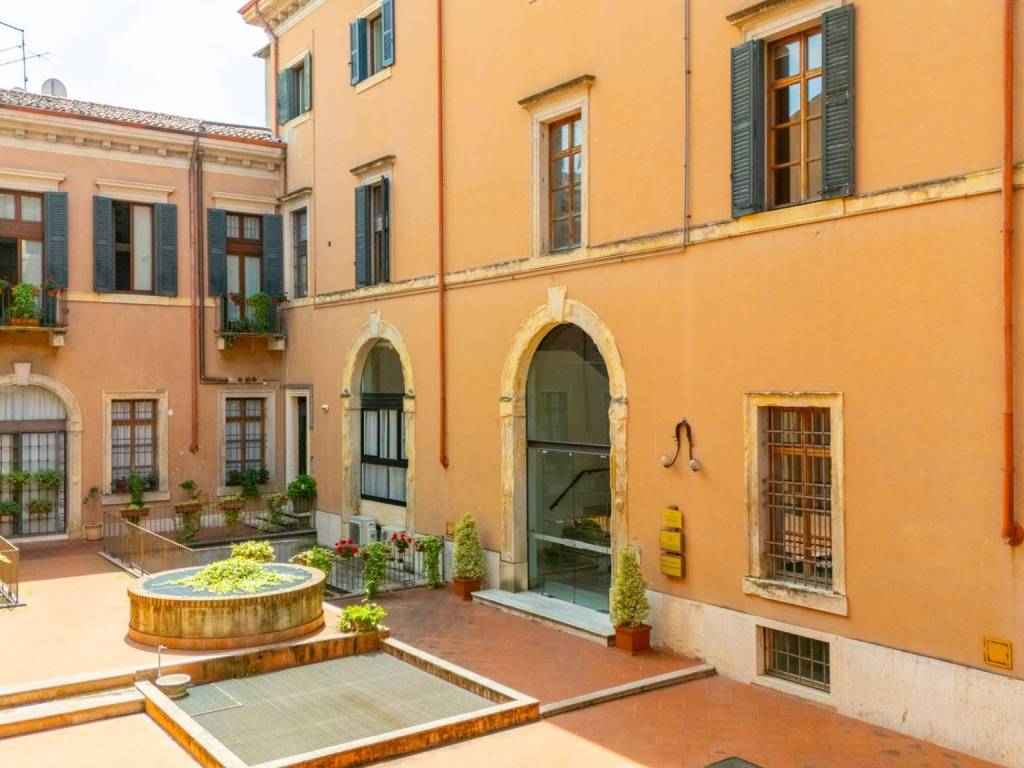 ufficio in vendita a Verona in zona Centro Storico
