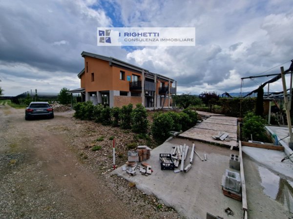 casa indipendente in vendita a Verona in zona Chievo