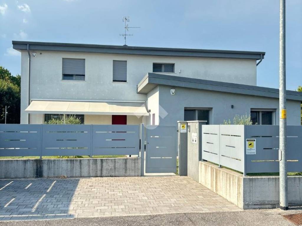 casa indipendente in vendita a Verona in zona Cadidavid