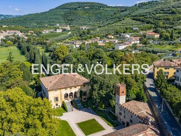 casa indipendente in vendita a Verona in zona Valdonega