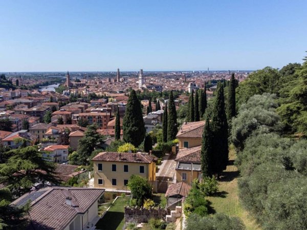 casa indipendente in vendita a Verona in zona Valdonega
