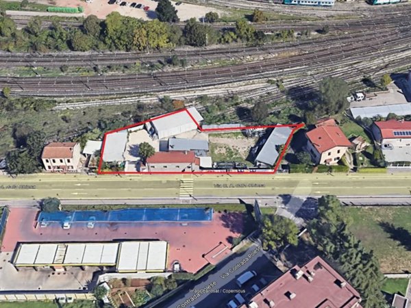 locale commerciale in vendita a Verona in zona Santa Lucia