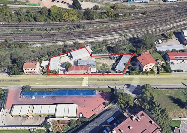 locale commerciale in vendita a Verona in zona Santa Lucia