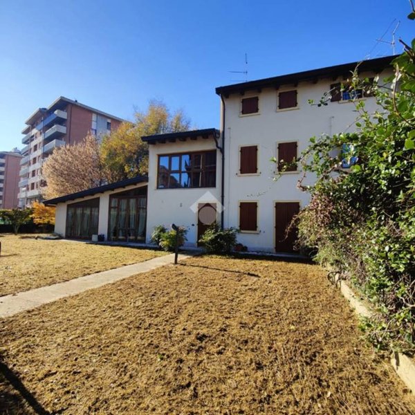 casa indipendente in vendita a Verona