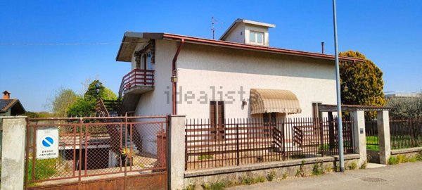 casa indipendente in vendita a Verona in zona Santa Lucia