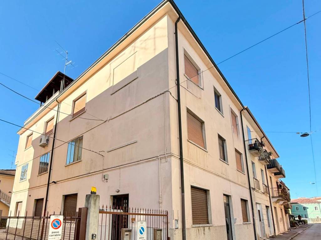 appartamento in vendita a Verona in zona Golosine