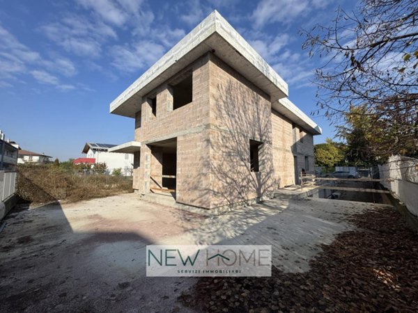 casa indipendente in vendita a Verona in zona Borgo Roma