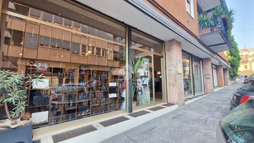 negozio in vendita a Verona in zona Borgo Venezia / Borgo Trieste
