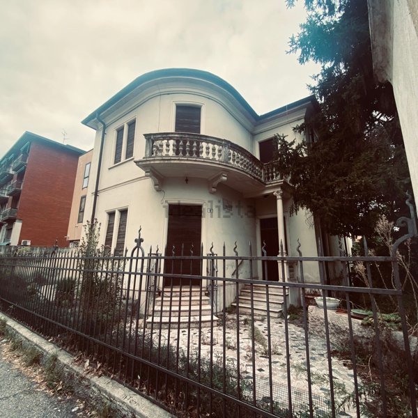 casa indipendente in vendita a Verona in zona Santa Lucia