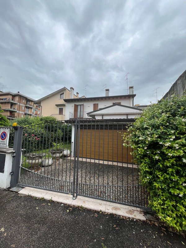 casa indipendente in vendita a Verona in zona Santa Lucia