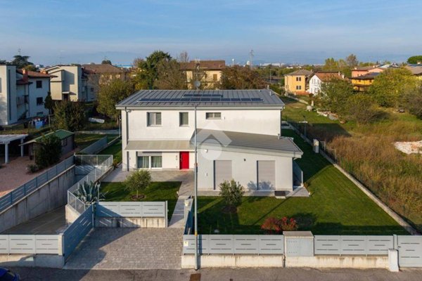 casa indipendente in vendita a Verona in zona Cadidavid