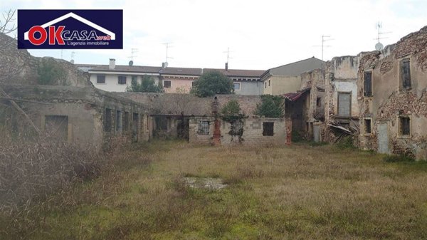 pentavano in vendita a Verona in zona San Massimo all'Adige