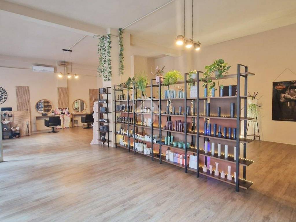 negozio in vendita a Verona in zona Borgo Venezia / Borgo Trieste