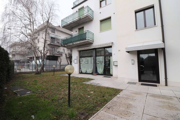 locale commerciale in vendita a Verona in zona Santa Lucia