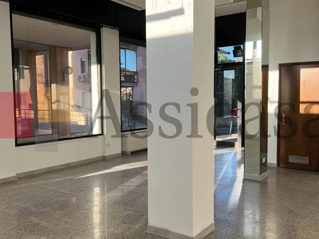 negozio in vendita a Verona in zona Porto Crencano