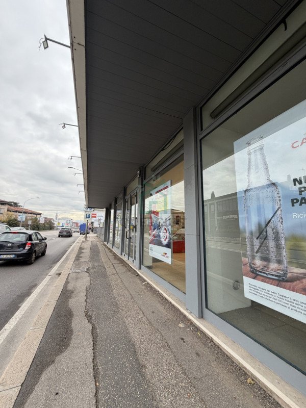 negozio in vendita a Verona in zona Borgo Roma