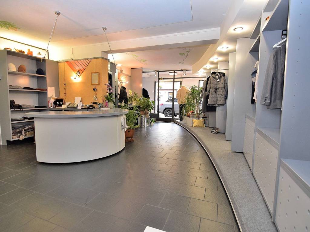 negozio in vendita a Verona in zona San Massimo all'Adige