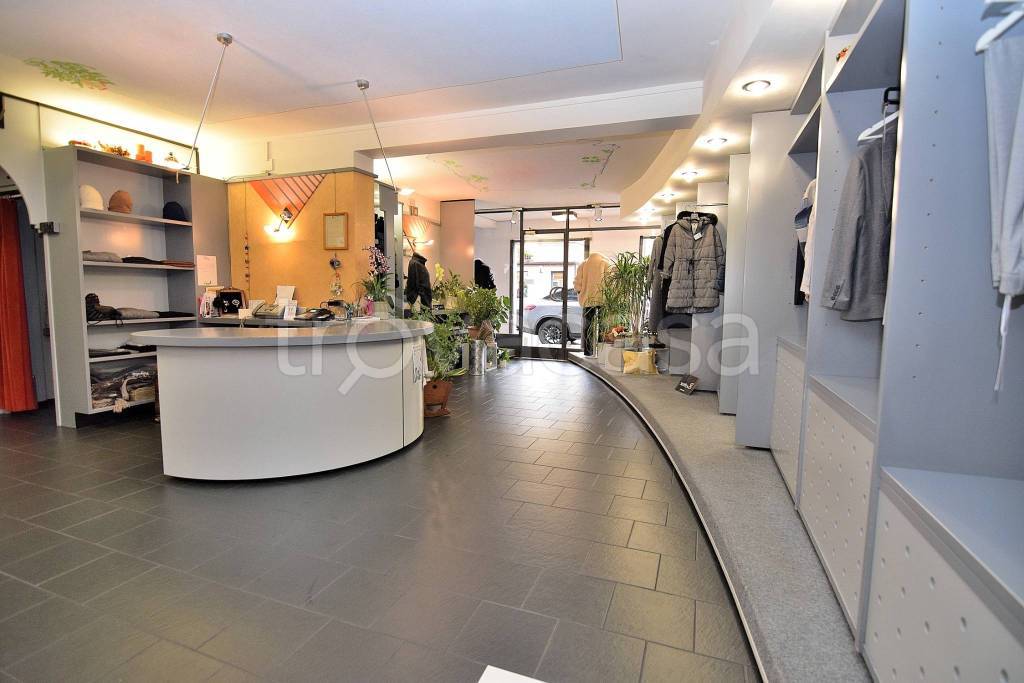 negozio in vendita a Verona in zona San Massimo all'Adige