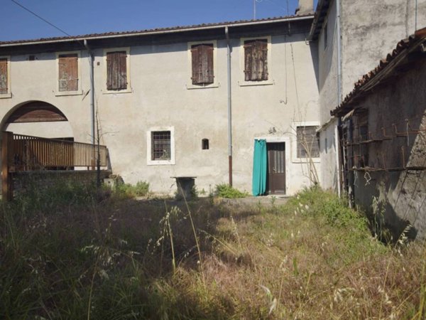 casa indipendente in vendita a Verona in zona Santa Lucia