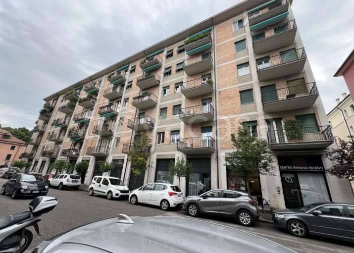negozio in vendita a Verona in zona Centro Storico