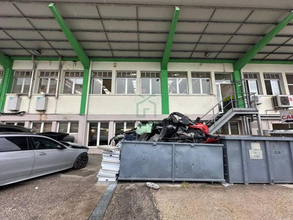 locale commerciale in vendita a Verona in zona Santa Lucia