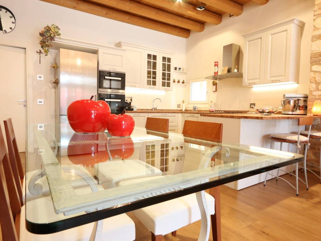 casa indipendente in vendita a Verona in zona Santa Lucia