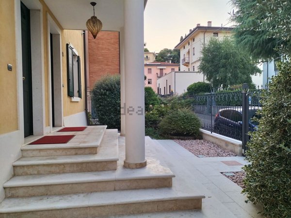 casa indipendente in vendita a Verona in zona Valdonega