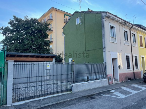 casa indipendente in vendita a Verona in zona San Michele Extra